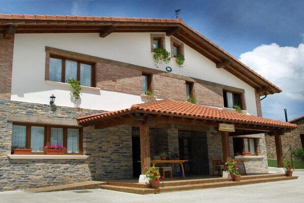 Front of property - Casa Rural Bosque Azul (El Rasillo de Cameros)