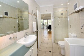 Douche, sĂšche-cheveux, serviettes fournies