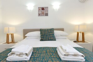 1 habitación, tabla de planchar con plancha, wifi gratis y ropa de cama 