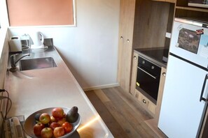 Fridge, microwave, oven, stovetop - Ruapehu Chalet - Scottbase on 20% DISCOUNT (National Park)
