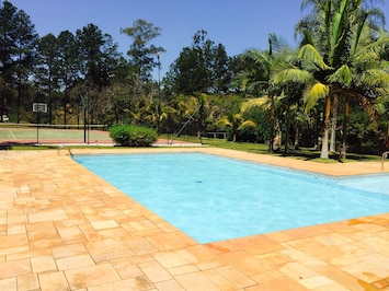 Piscina e quadra de tenis