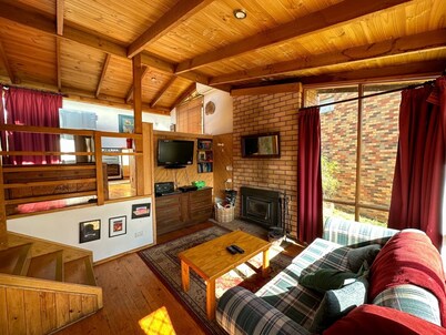 Currawong Cottage - Perfect Little Retreat - Lake Eucumbene - Anglers Reach. 