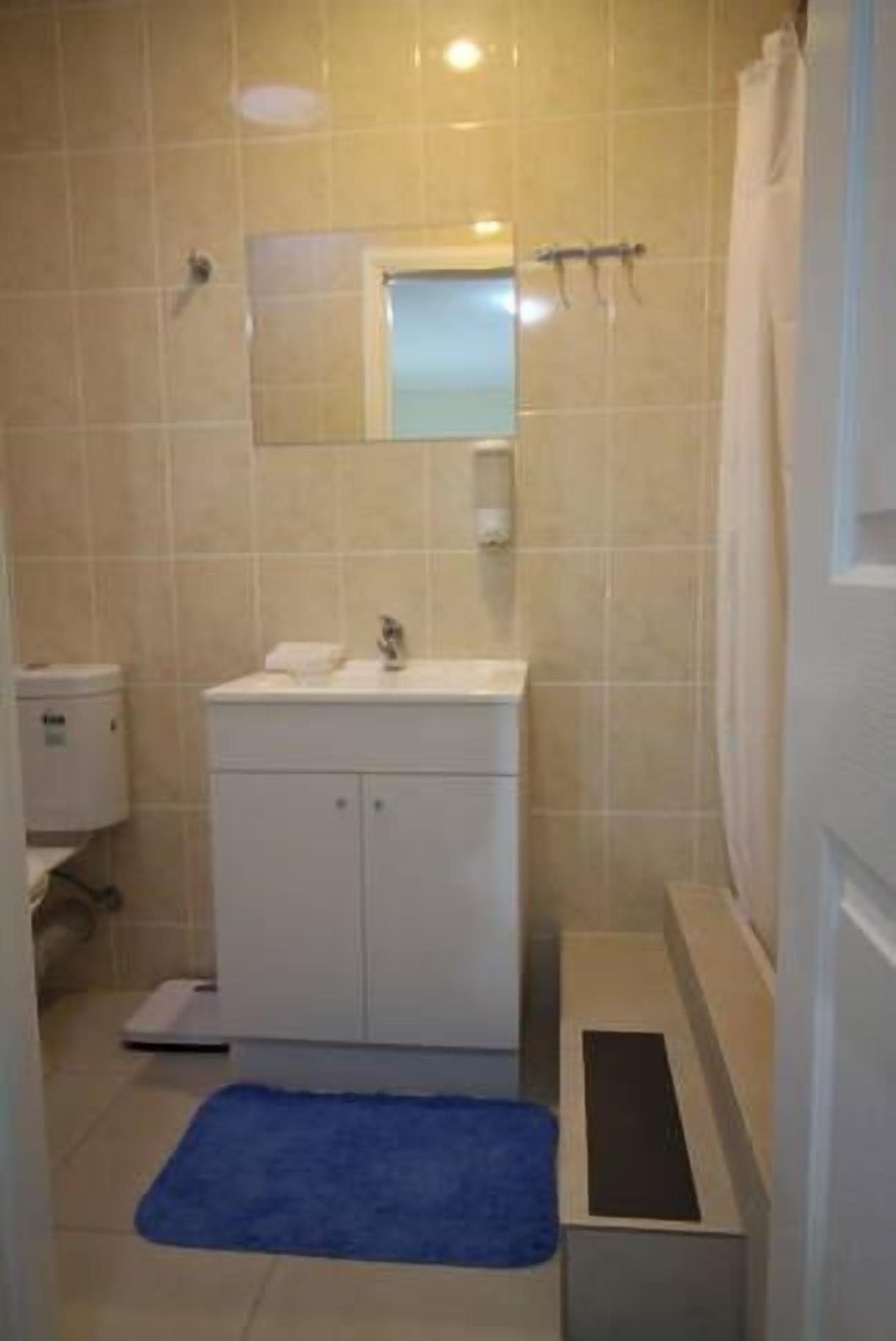 Garden Cottage: Holidays and relocation unit