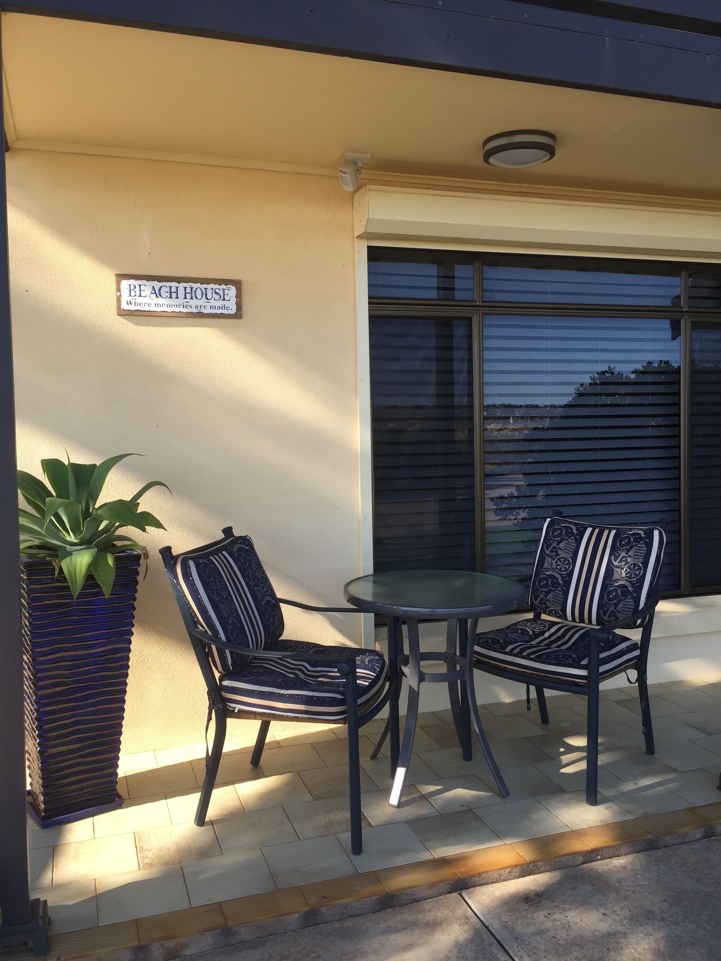 Absolute Beachfront Getaway Moana Beach — image 5