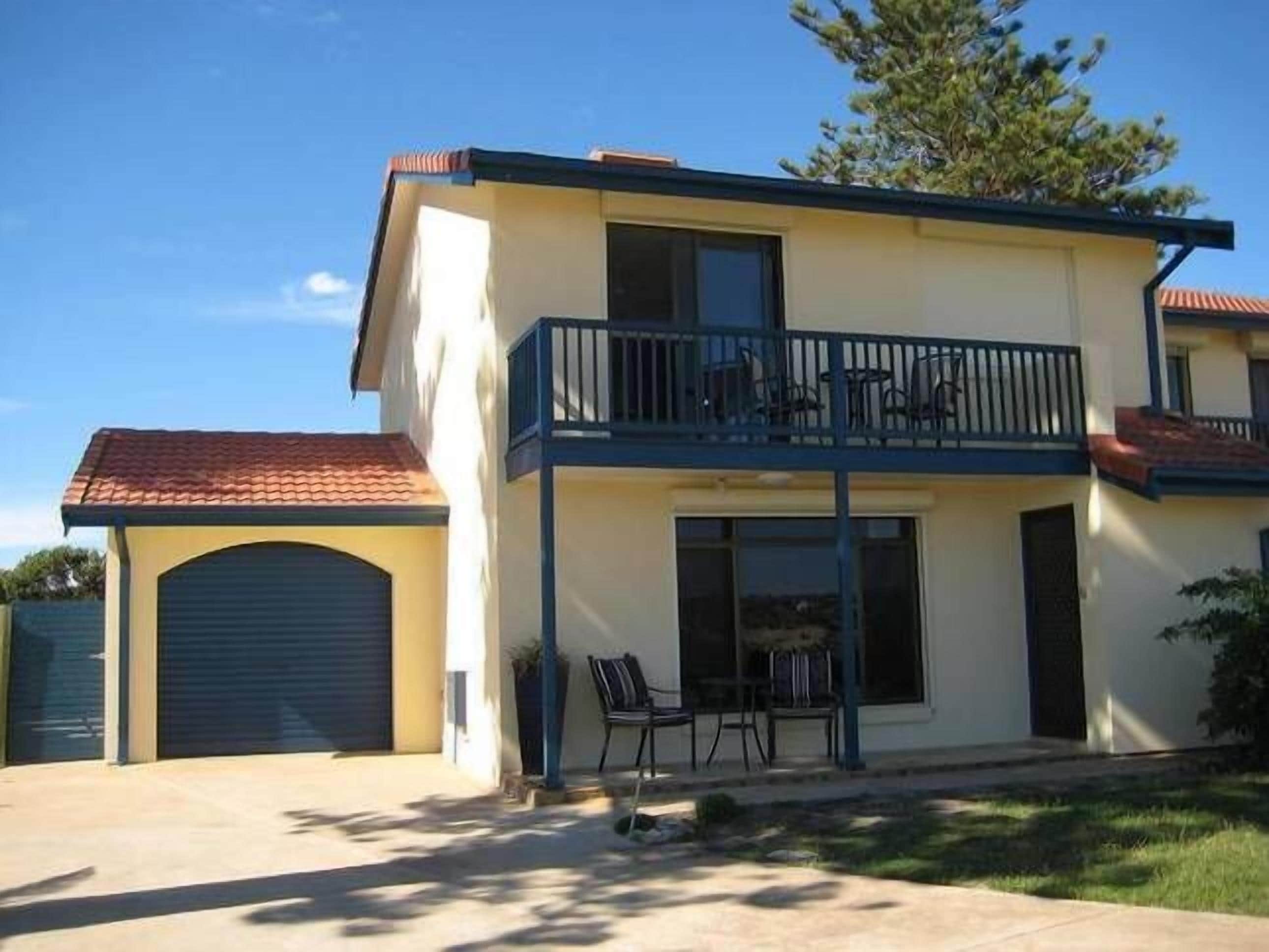 Absolute Beachfront Getaway Moana Beach