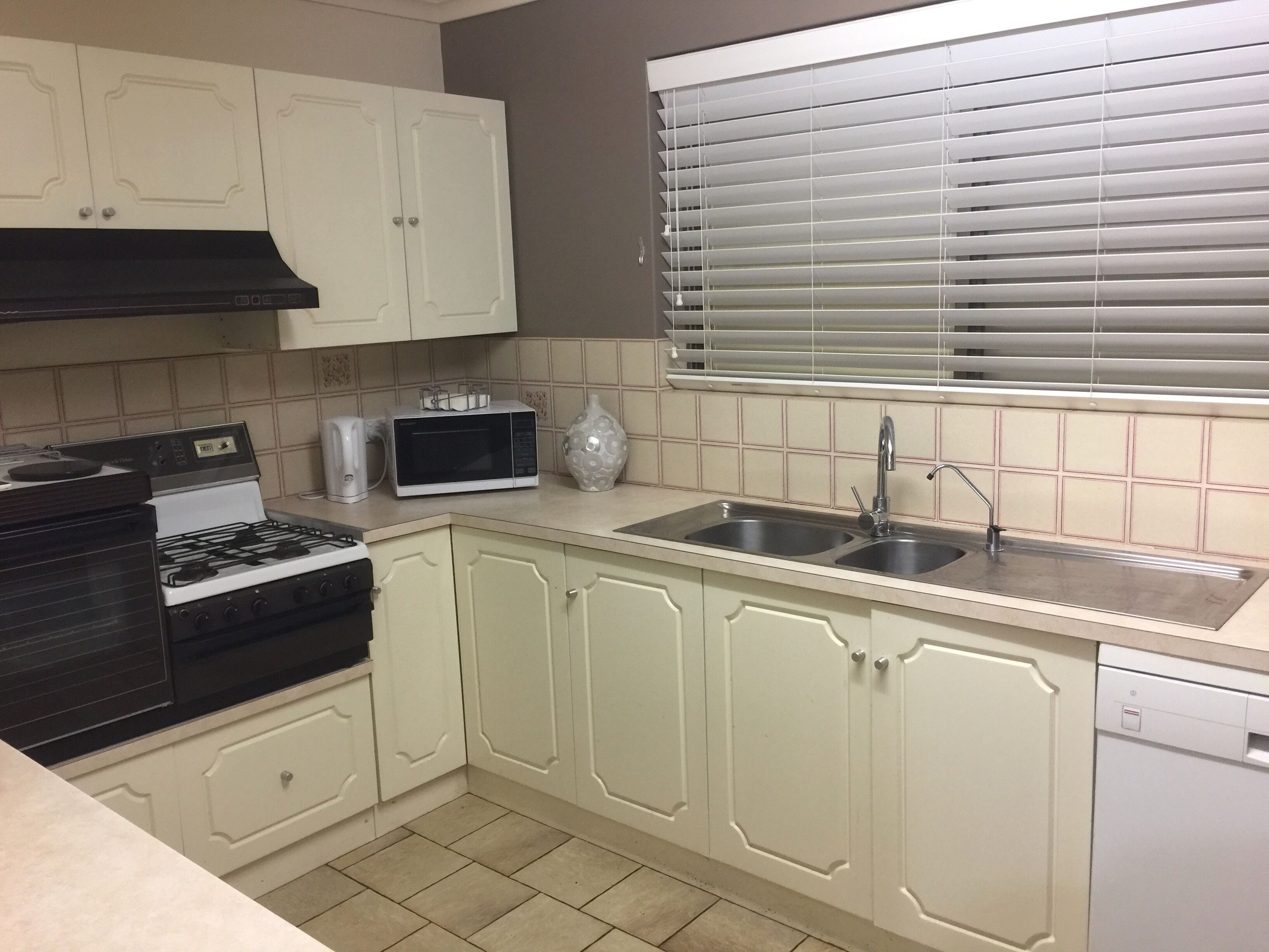 Absolute Beachfront Getaway Moana Beach — image 22