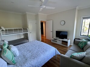 7 habitaciones, escritorio, tabla de planchar con plancha y wifi gratis