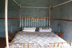 5 bedrooms, desk, iron/ironing board, travel cot
