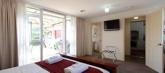 Hopkins on Charles - 4bedrm/2 bathrm  Central to Shopping, Restaurants 2Min walk