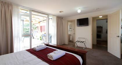 Hopkins on Charles - 4bedrm/2 bathrm Central to Shopping, Restaurants 2Min walk