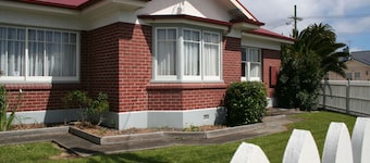 Hopkins on Charles - 4bedrm/2 bathrm Central to Shopping, Restaurants 2Min walk