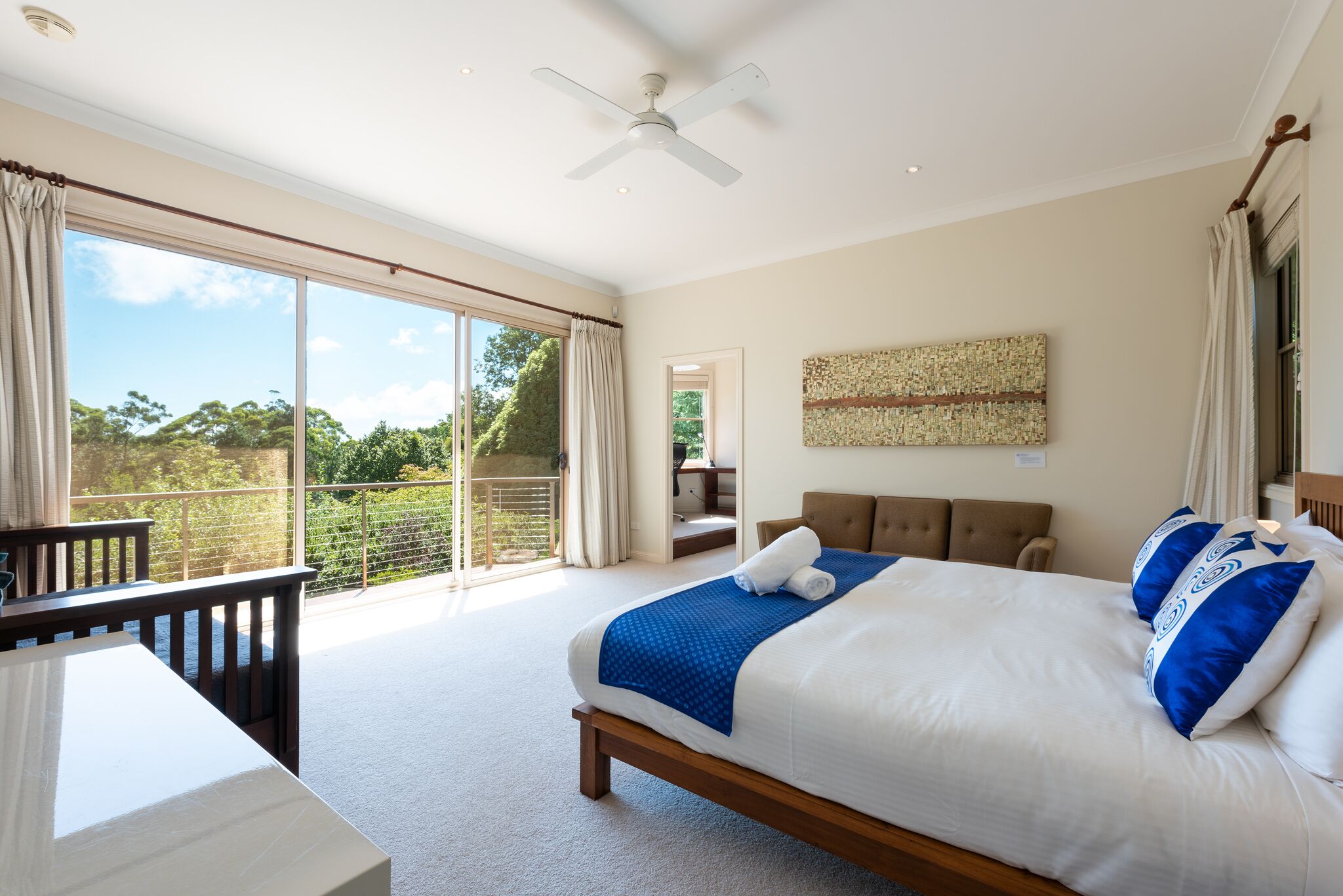 7 bedrooms, desk, iron/ironing board, travel cot