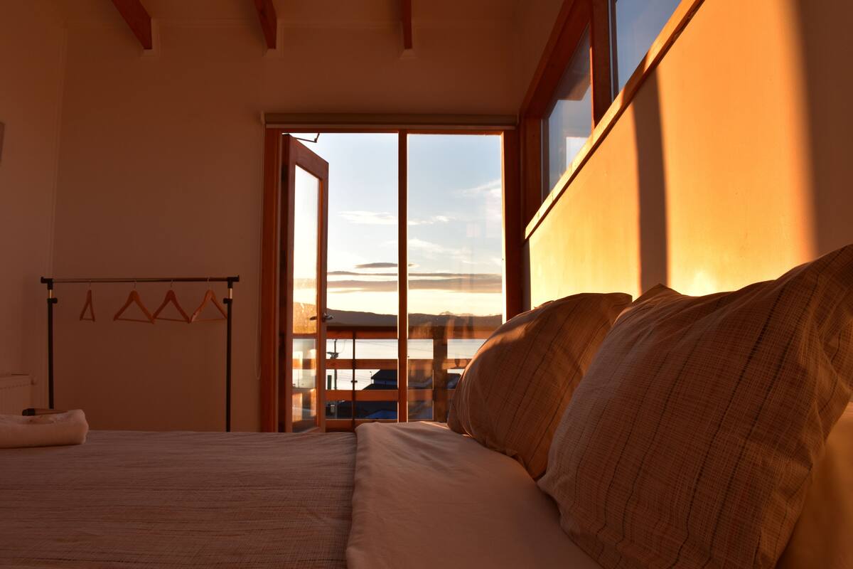 Cortinas blackout, tabla de planchar con plancha y wifi gratis 