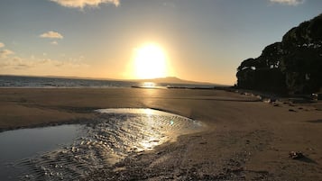 Beach nearby, sun-loungers, beach towels