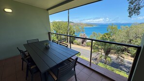 Outdoor dining - COMPASS PT 5 - HAMILTON ISLAND - GREAT BARRIER REEF - WHITSUNDAYS - WHITEHAVEN (Hamilton Island)