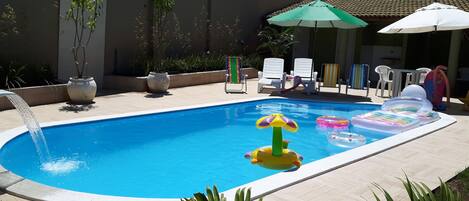 من حمّامات السباحة المغطاة، مقاعد للتشمس