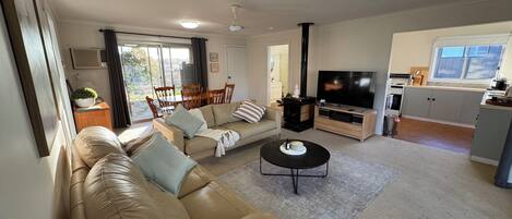 تلفزيون ذكي، مدفأة، ستيريو