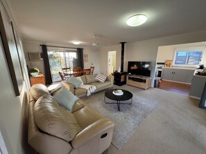 Smart TV, fireplace, stereo - Affordable Bundalong Waterfront home, peaceful riverside location. (Bundalong)