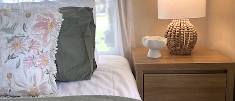 2 slaapkamers, een strijkplank/strijkijzer, beddengoed