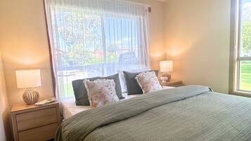 2 dormitorios, tabla de planchar con plancha, ropa de cama