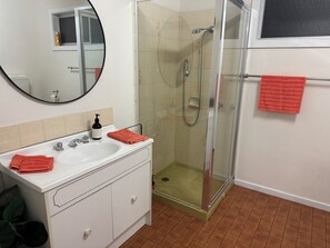 Bathtub, hair dryer, towels, shampoo