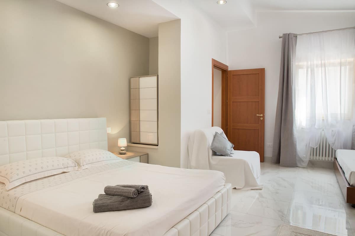 4 bedrooms, individually decorated, individually furnished, free WiFi