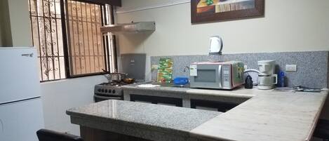 Réfrigérateur, micro-ondes, plaque de cuisson, cafetiÚre/bouilloire