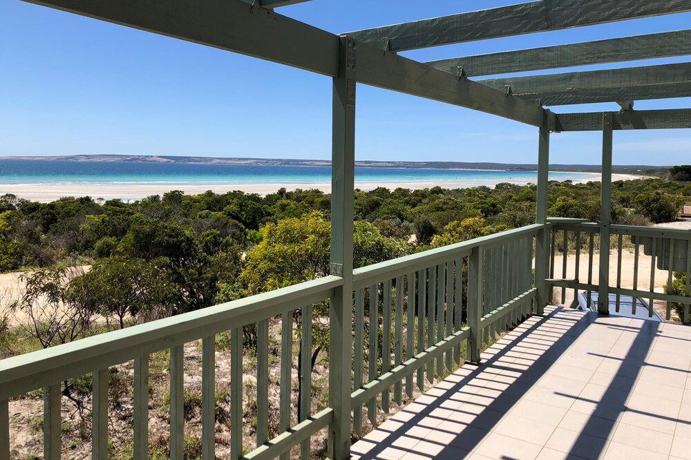 Island Beach Retreat - ABSOLUTE BEACH FRONT