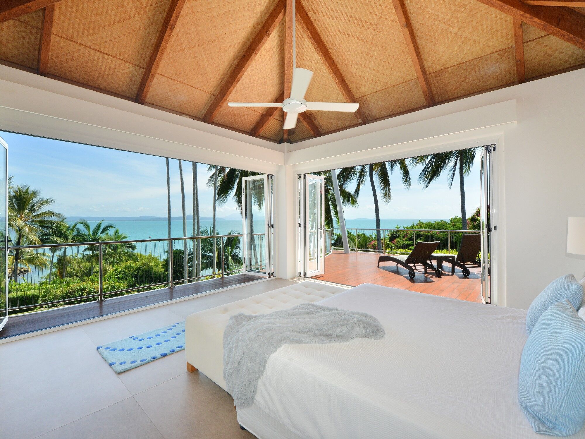 The Pinnacle - 4 Bedroom House in Town with Stunning Views