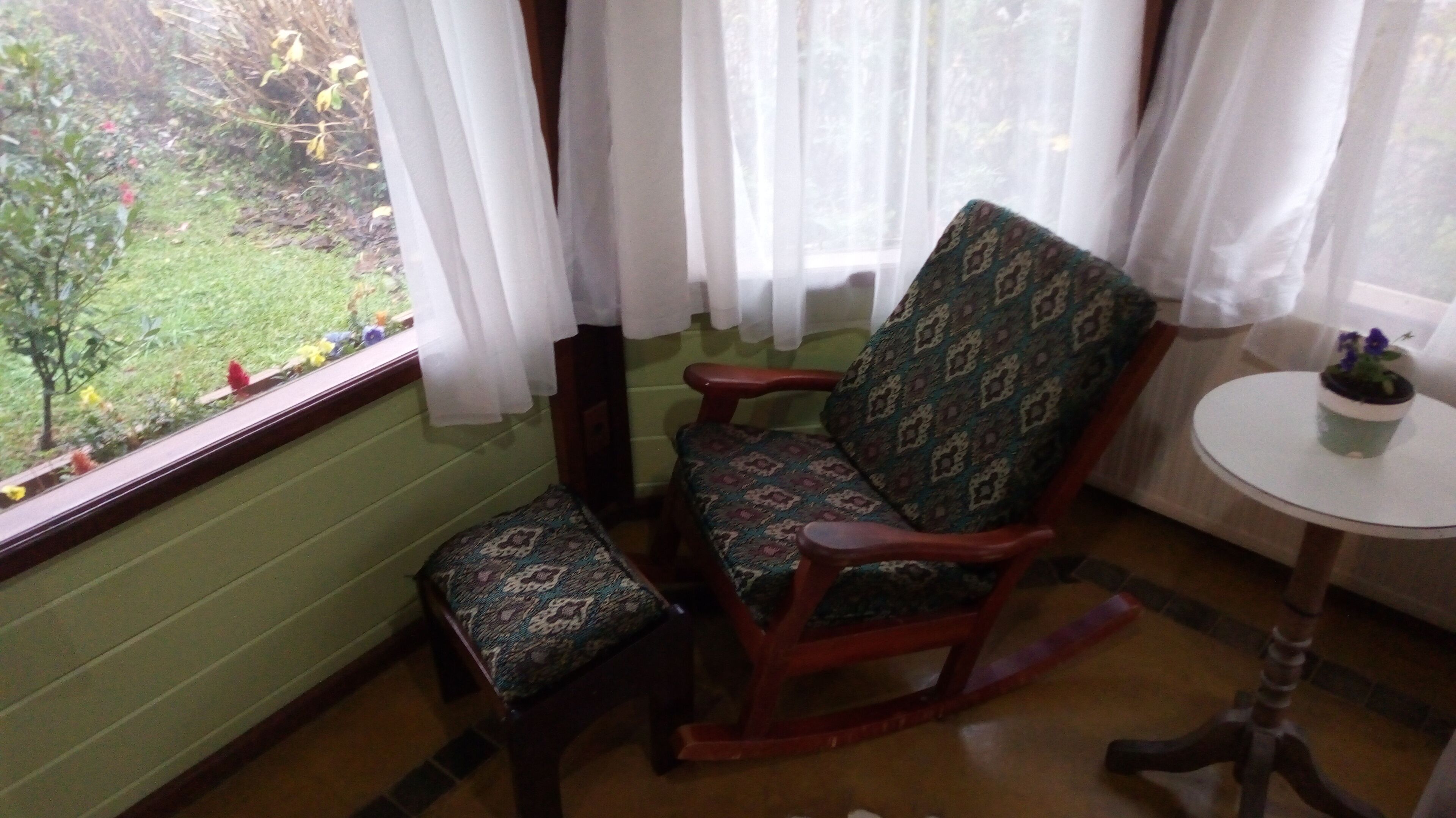 CHALET WITH SWIMMING POOL IN LAWN, CENTRAL AREA 3 BEDROOM, FIREPLACE, HEATING.