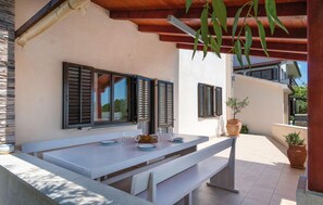 Outdoor dining - Nice home in Pula with WiFi (Pula)
