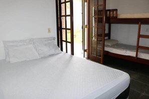 2 bedrooms, iron/ironing board, WiFi