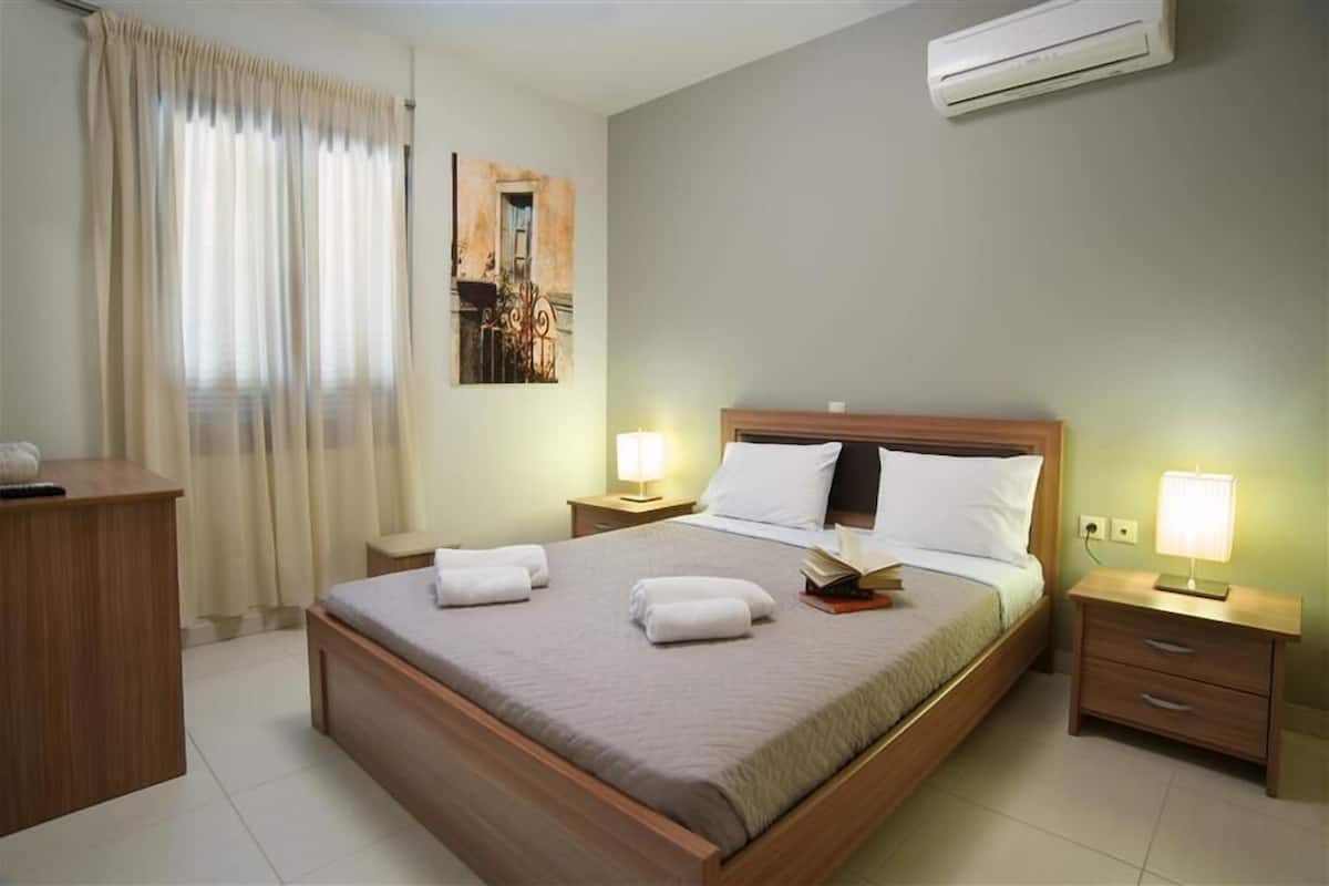 Deluxe Apartment, 2 Bedrooms | 2 bedrooms, in-room safe, desk, soundproofing