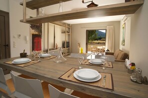 Apartament Deluxe, 2 dormitoris | Zona de menjador de l'habitació