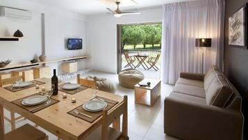 Superior-Apartment, 1 Schlafzimmer | Essbereich im Zimmer