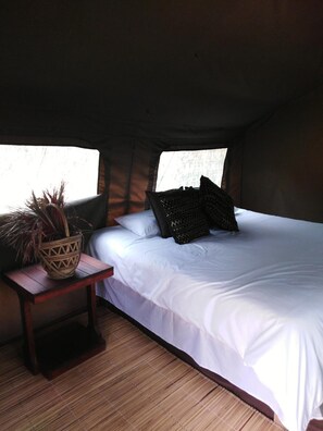Hypo-allergenic bedding, minibar, iron/ironing board, free WiFi
