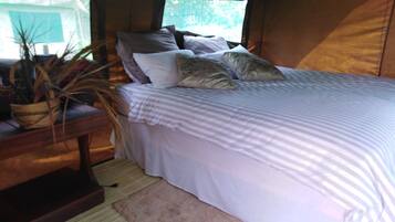 Basic Tent, 1 Queen Bed, Non Smoking, Shared Bathroom | In-room dining