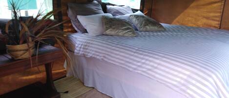 Basic Tent, 1 Queen Bed, Non Smoking, Shared Bathroom | In-room dining