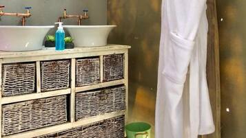 Bañera y ducha independientes y cabezal de ducha tipo lluvia