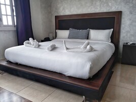 Caja de seguridad en la habitación, escritorio y cortinas blackout 