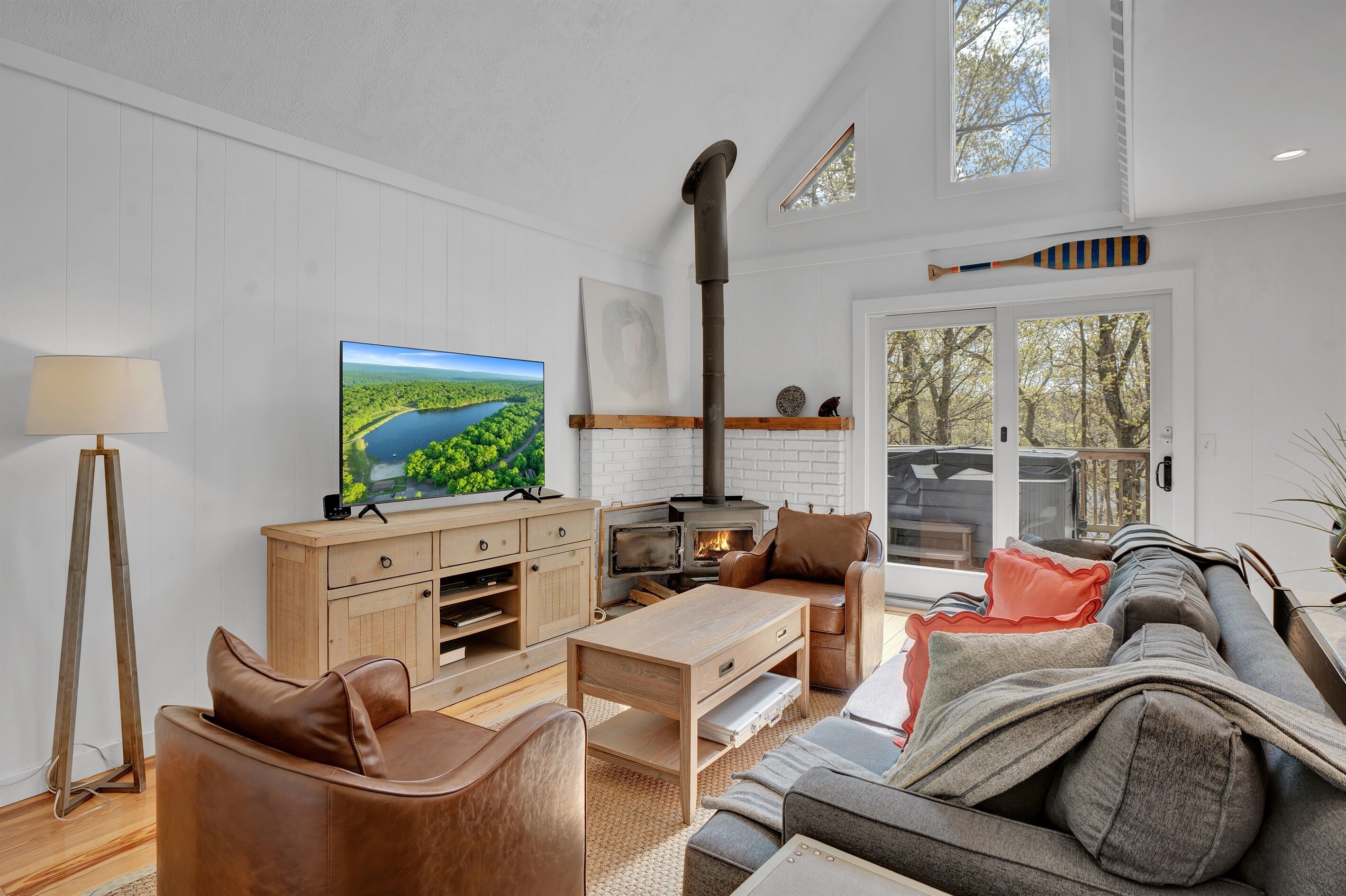 Een smart-tv, een open haard, videogames en een dvd-speler