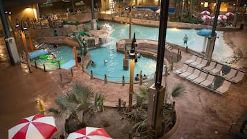 Una piscina techada, una piscina al aire libre