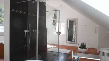 Separate bathtub and shower, deep-soaking bathtub, rainfall showerhead