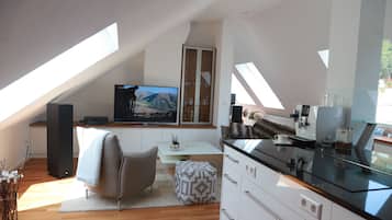 Deluxe Apartment | Private kitchen | Full-sized fridge, microwave, oven, stovetop