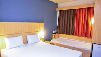 Double Room (Cama extra) | Minibar, desk, laptop workspace, blackout drapes