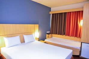 雙人房 (Cama extra) | 迷你吧、書桌、筆電工作空間、遮光布/窗簾