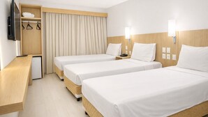 标准三人房 | 迷你吧、办公桌、笔记本电脑工作区、遮光窗帘
