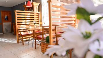 بوفيه فطور مجانًا يوميًا