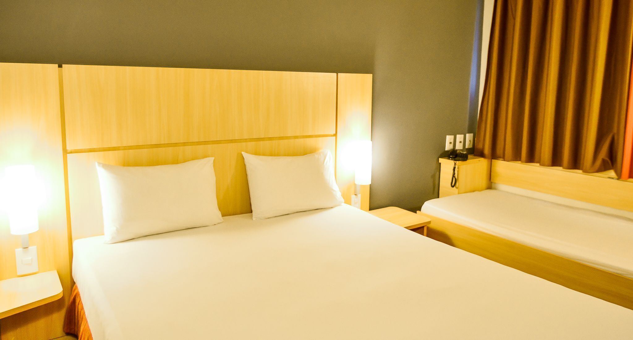 Minibar, escritorio y espacio para trabajar con laptop 