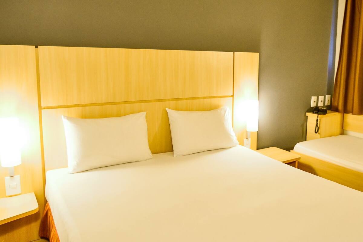 Minibar, escritorio y espacio para trabajar con laptop